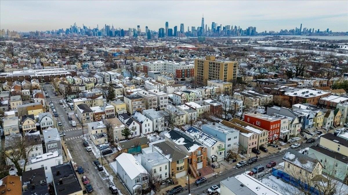 92 Armstrong Ave #1 - Photo 4 of 42