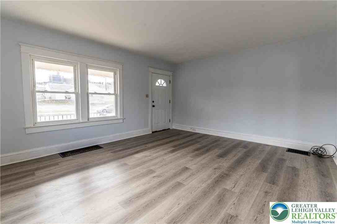 2001 Ferry St - Photo 4 of 28