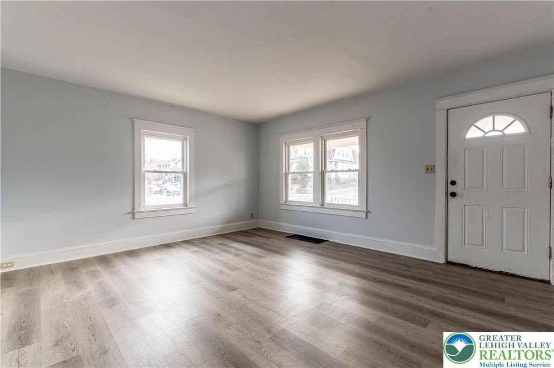 2001 Ferry St - Photo 5 of 28