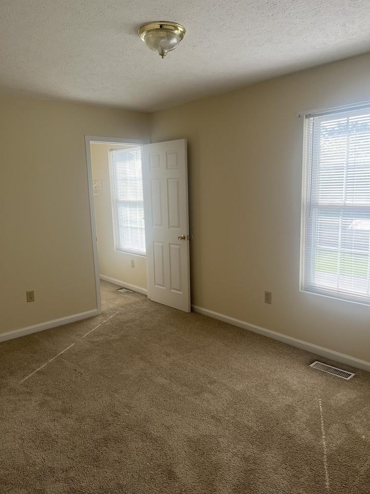 402 Bumble Bee Ln - Photo 7 of 13