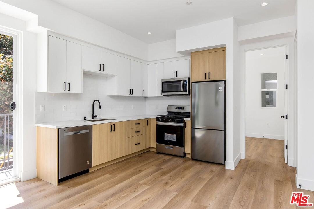 11241 Morrison St #11241-6 - Photo 4 of 24