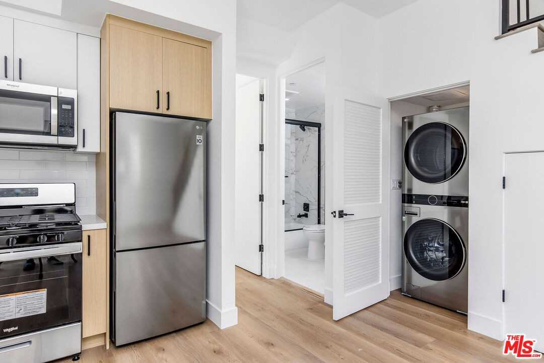 11241 Morrison St #11241-6 - Photo 5 of 24