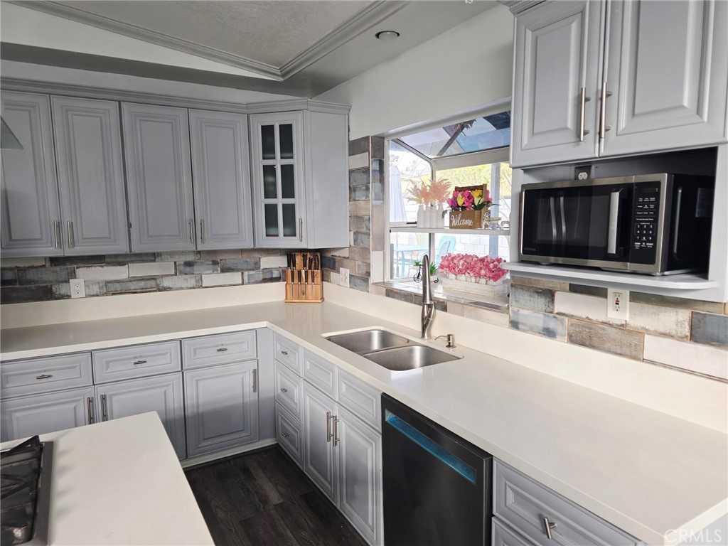 917 Helmsdale Ave #917