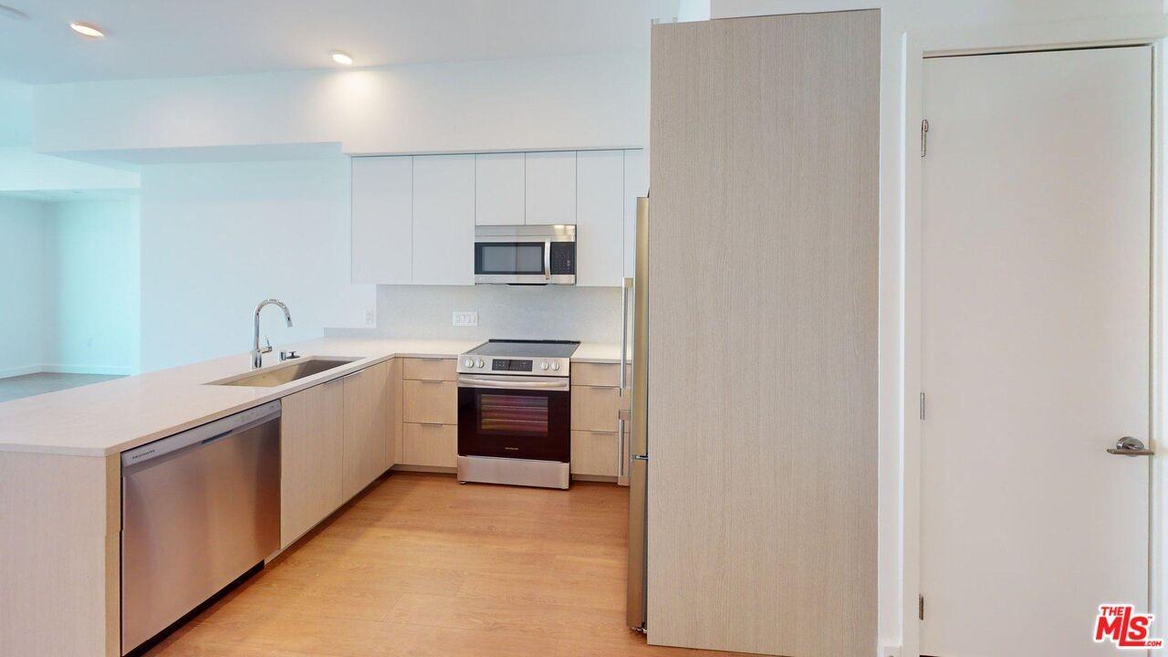 3545 Wilshire Blvd #3545-805 - Photo 4 of 9