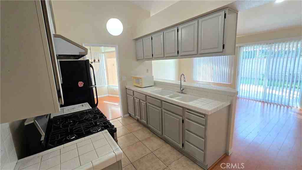 1309 Cascade Ave #1309 - Photo 3 of 27