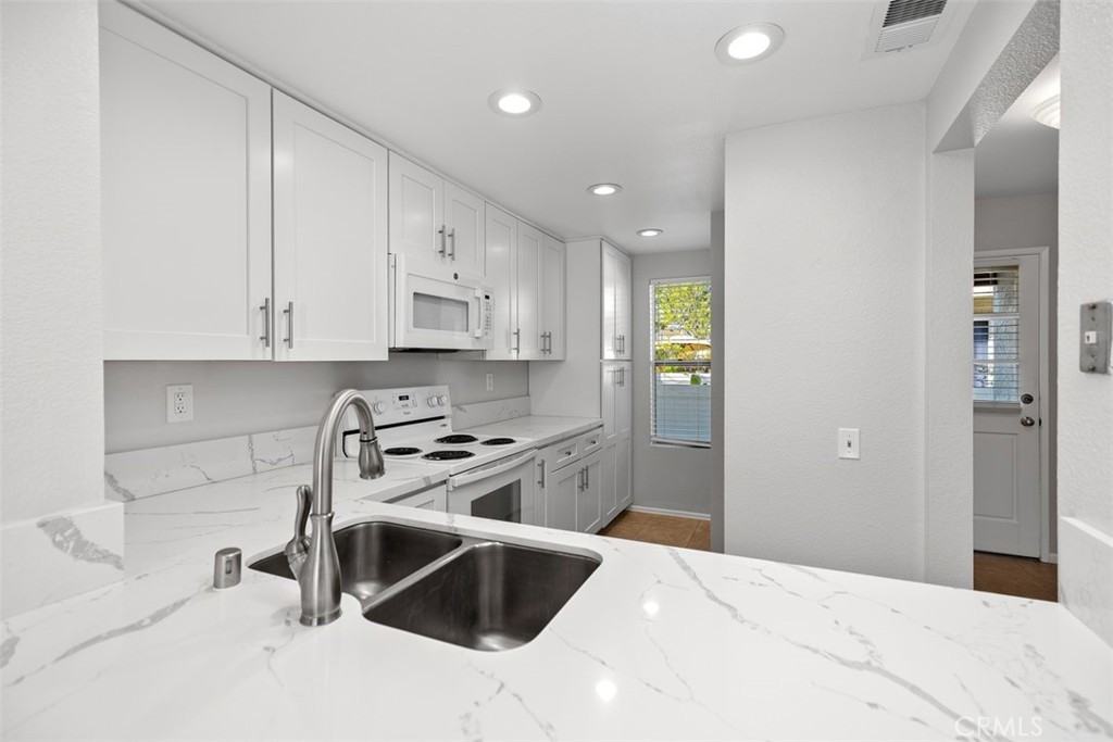 63 Bentwood Ln #63 - Photo 4 of 24