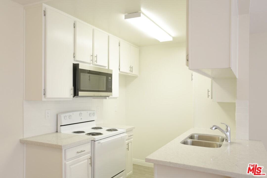 536 S Manhattan Pl #536-424 - Photo 4 of 13