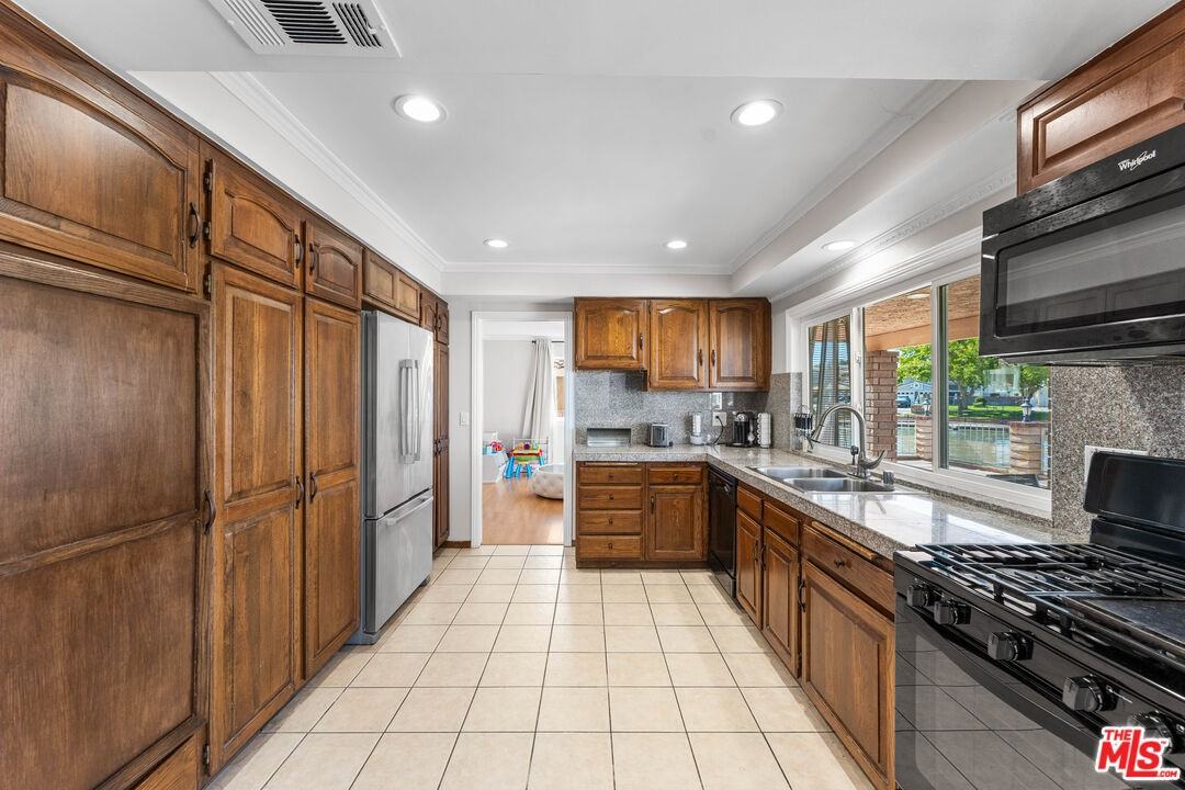 18032 Mariner Dr #18032 - Photo 3 of 25