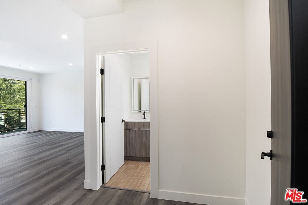 5038 1/2 Riverton Ave #5038 - Photo 3 of 21