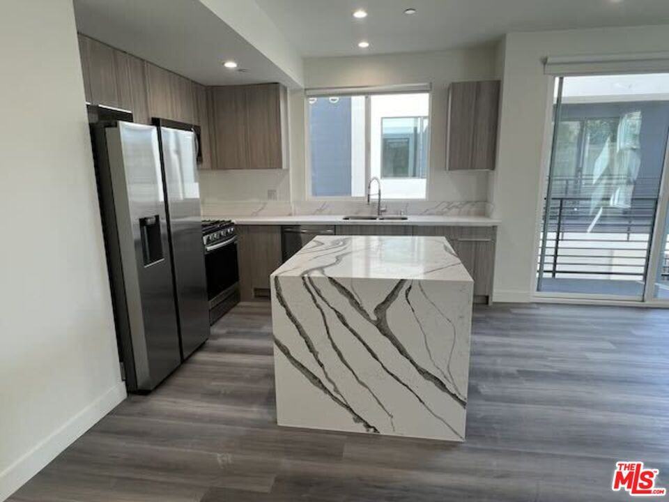 5038 1/2 Riverton Ave #5038 - Photo 6 of 21