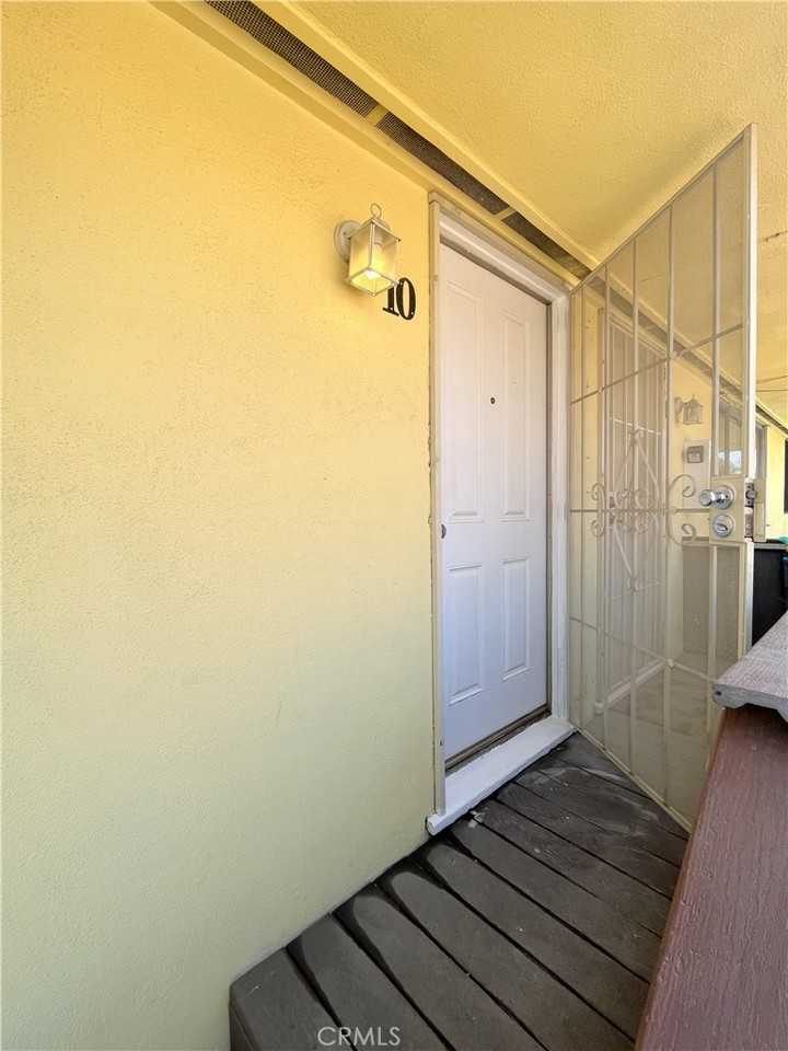 10 W Cypress Ave #10 - Photo 2 of 11