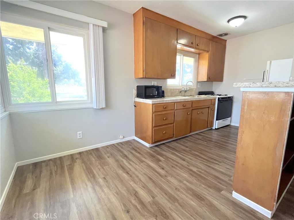 10 W Cypress Ave #10 - Photo 7 of 11