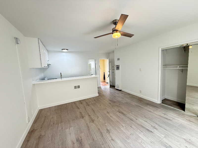 240 S Reeves Dr #C - Photo 2 of 7