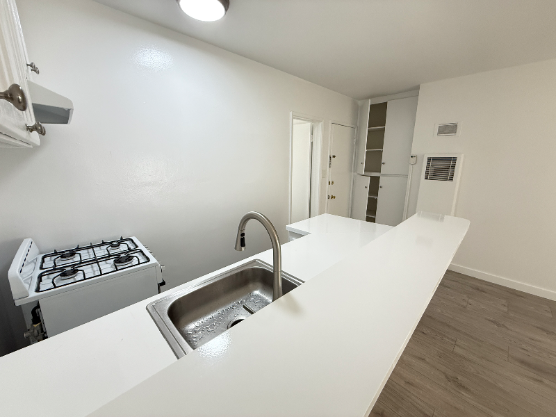 240 S Reeves Dr #C - Photo 4 of 7