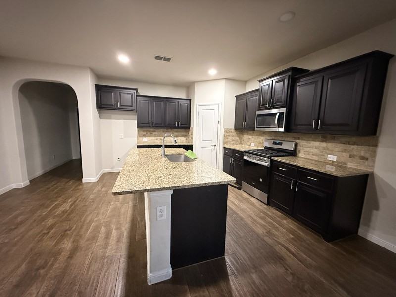 565 Lindisfarne Ln - Photo 3 of 24