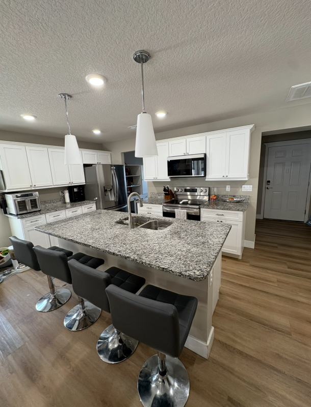 1084 E Pierce Ave - Photo 2 of 9