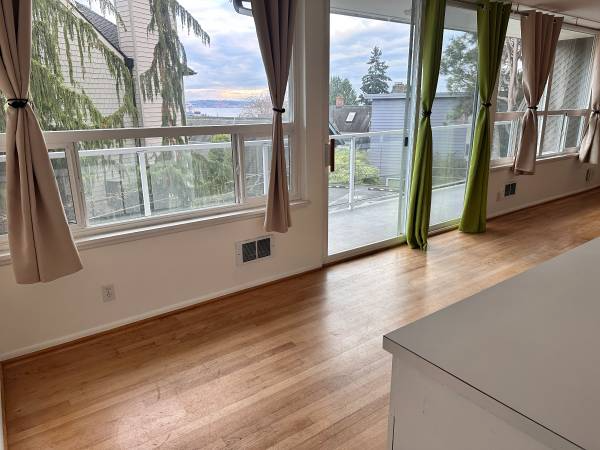 2012 Thorndyke Ave W #3 - Photo 3 of 16