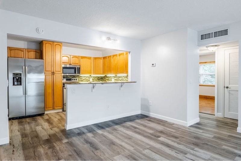 715 20th St #202 - Photo 3 of 27