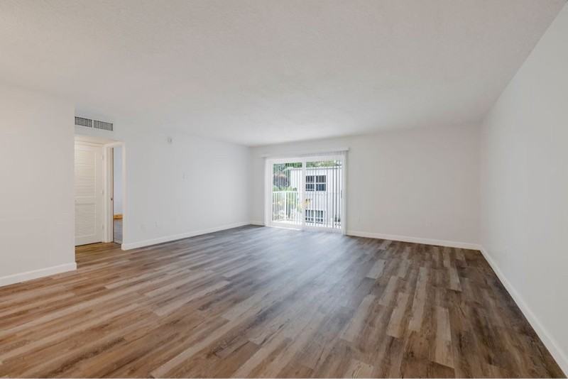 715 20th St #202 - Photo 5 of 27