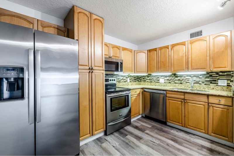 715 20th St #202 - Photo 6 of 27