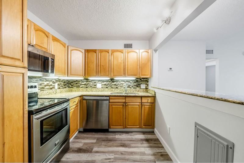 715 20th St #202 - Photo 7 of 27