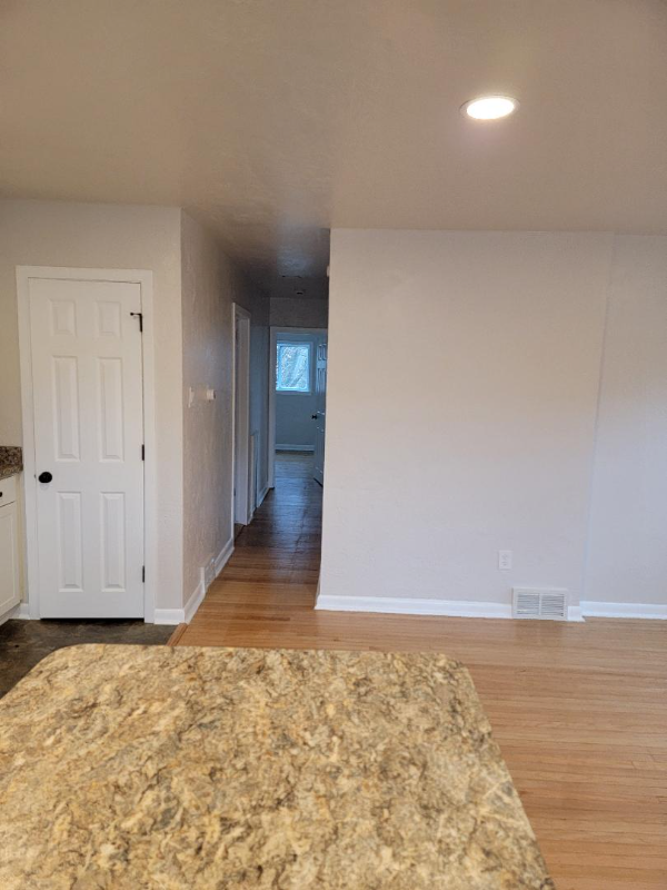 604 Selma St - Photo 4 of 12