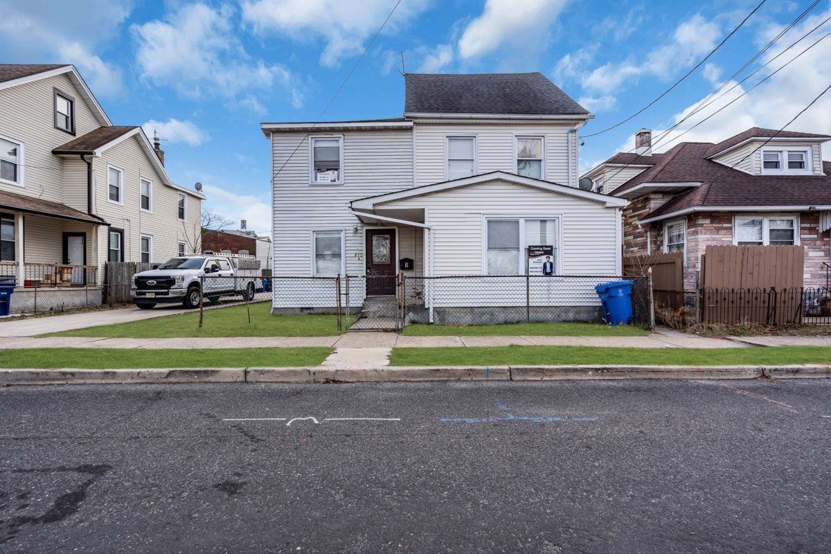 210 Kossuth St - Photo 2 of 3