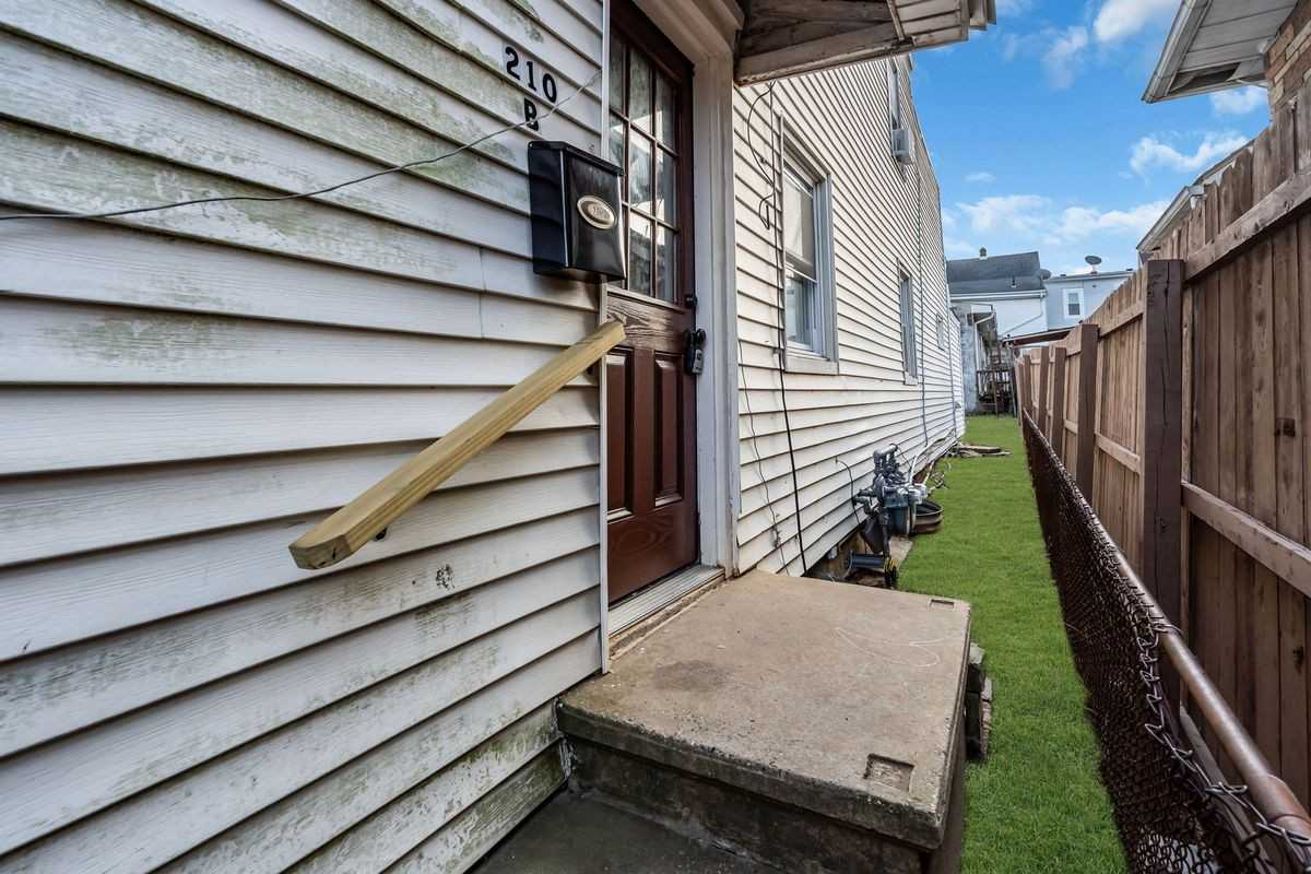 210 Kossuth St - Photo 3 of 3