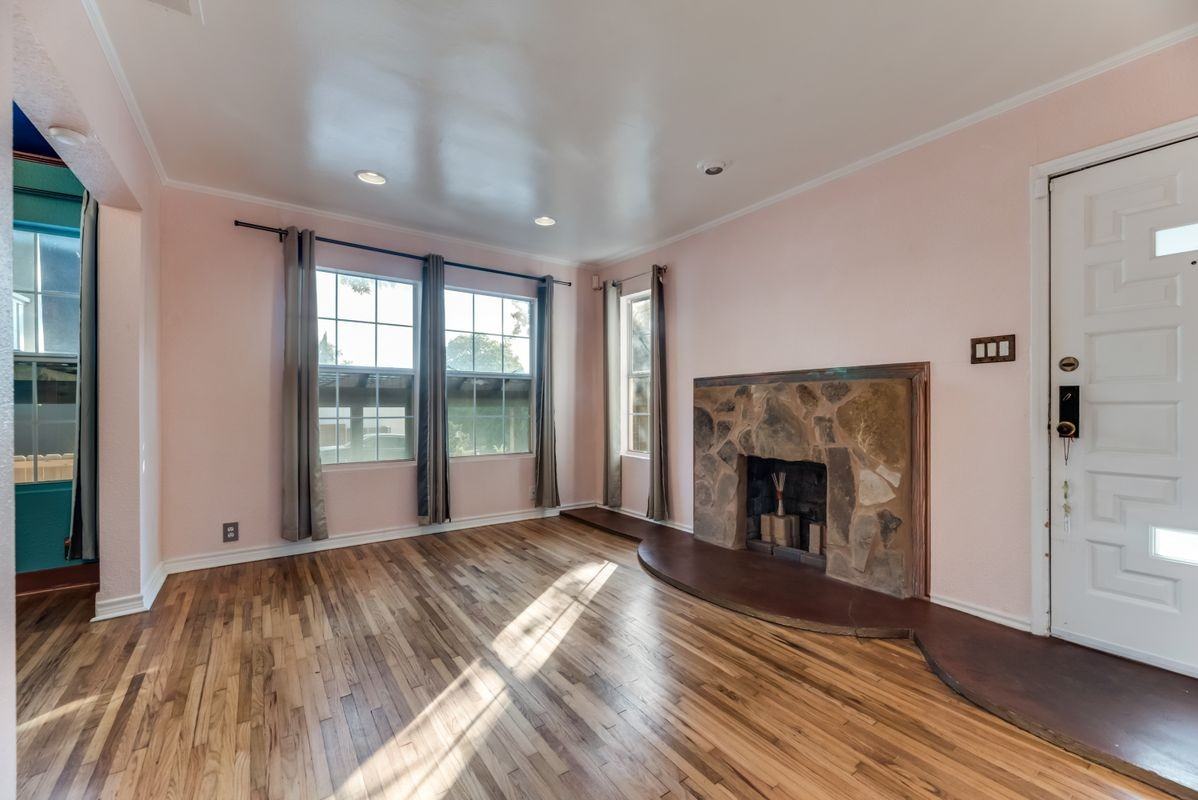 8810 Daytonia Ave - Photo 3 of 13