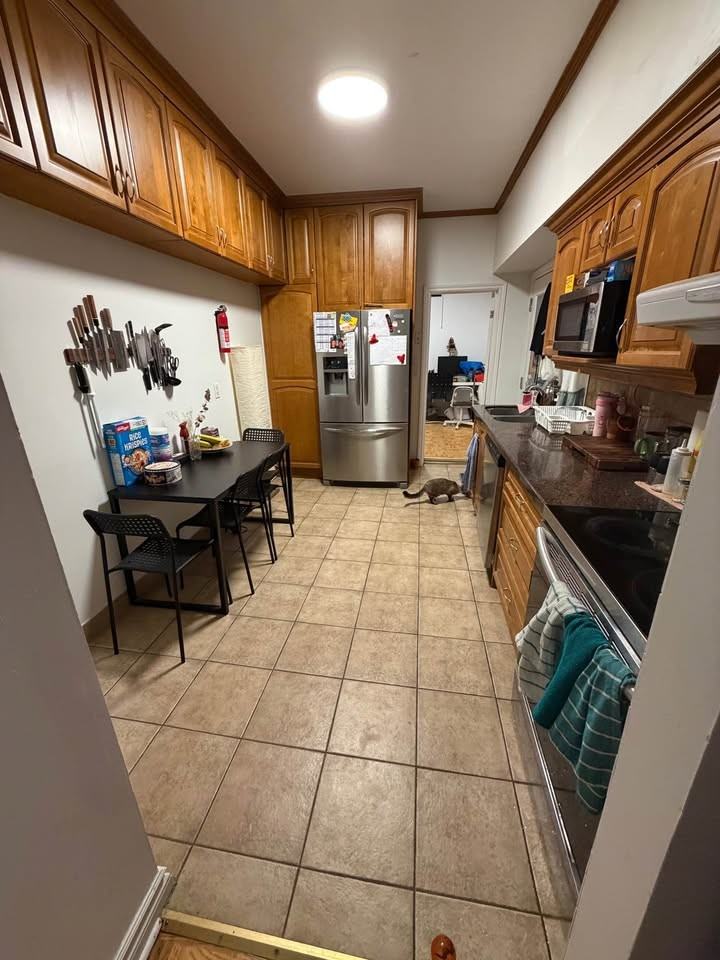 Ossington Ave & Dundas St W - Photo 6 of 12