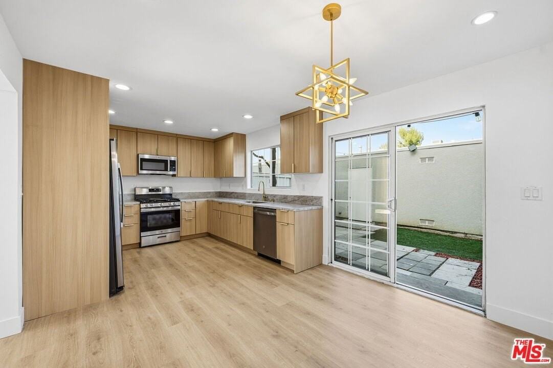 19111 Hamlin St Unit 6 #6