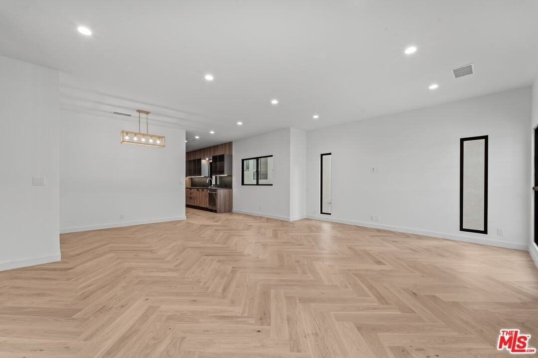 162 N Almont Dr - Photo 3 of 18