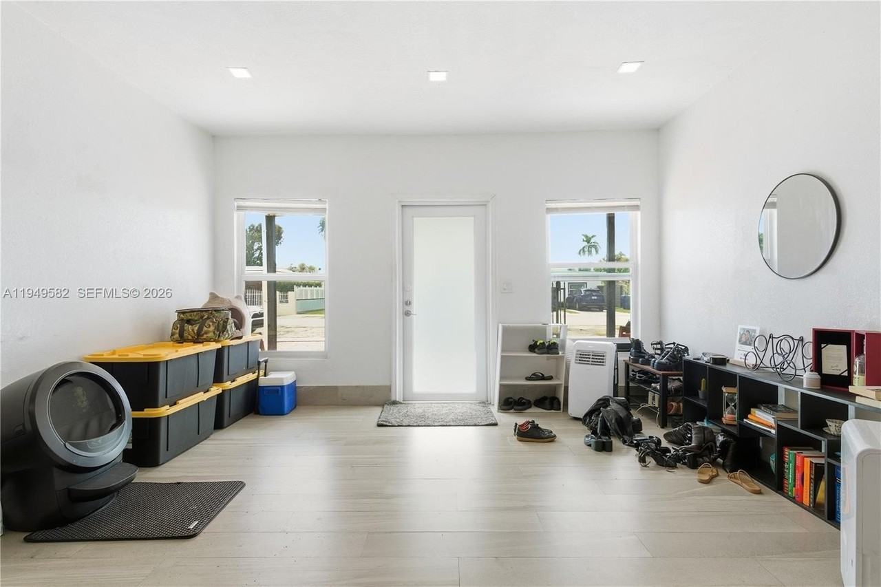 5737 Sw 6th St - Photo 2 of 25