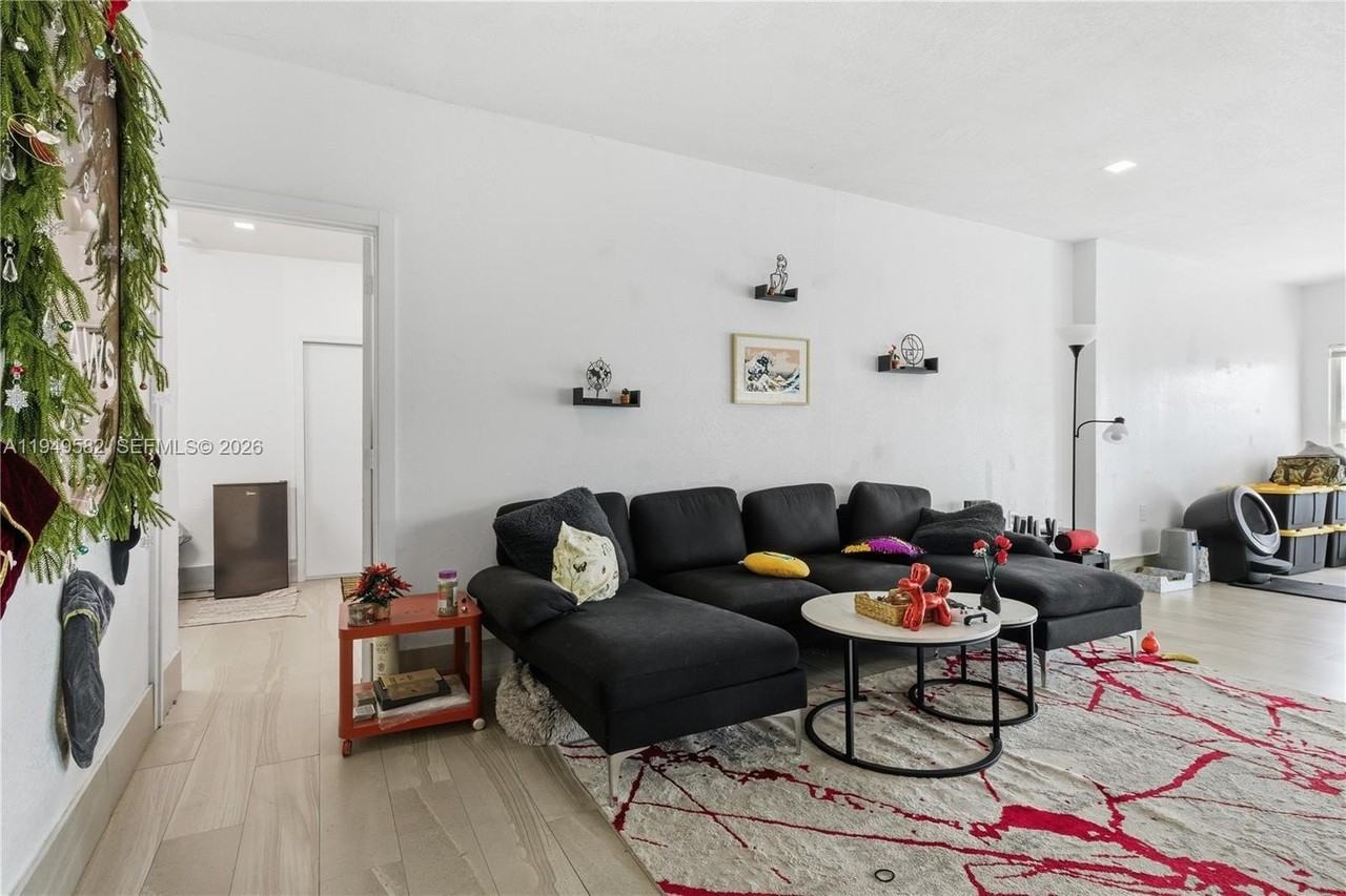 5737 Sw 6th St - Photo 3 of 25