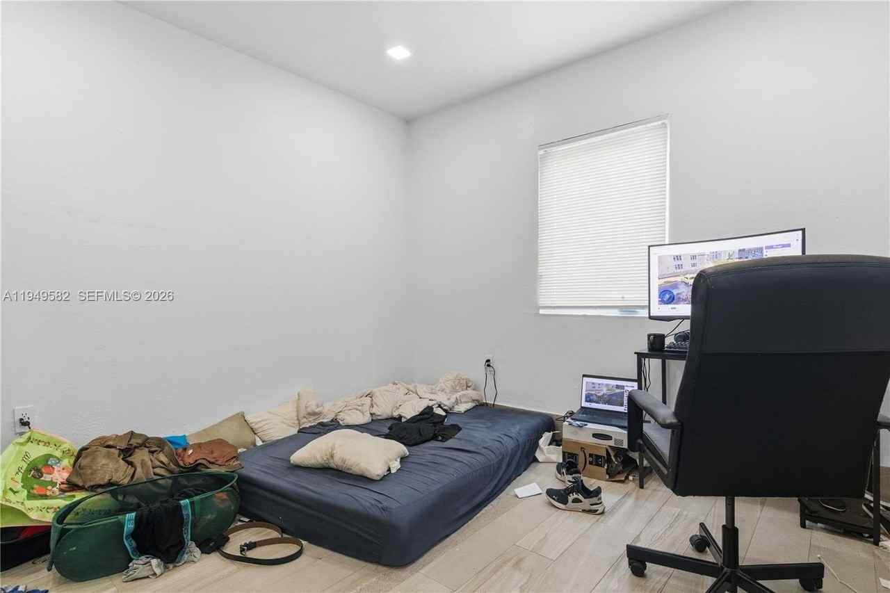 5737 Sw 6th St - Photo 4 of 25