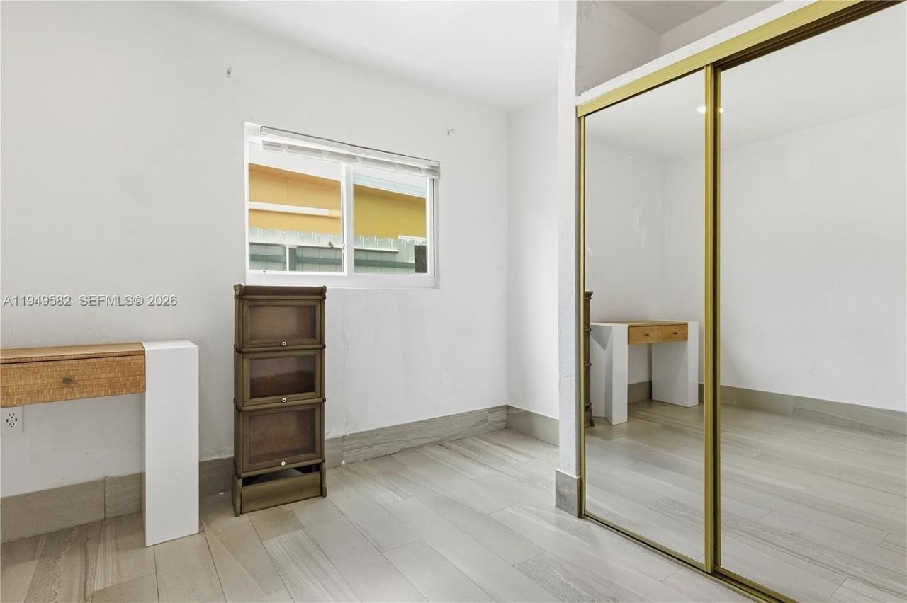 5737 Sw 6th St - Photo 5 of 25