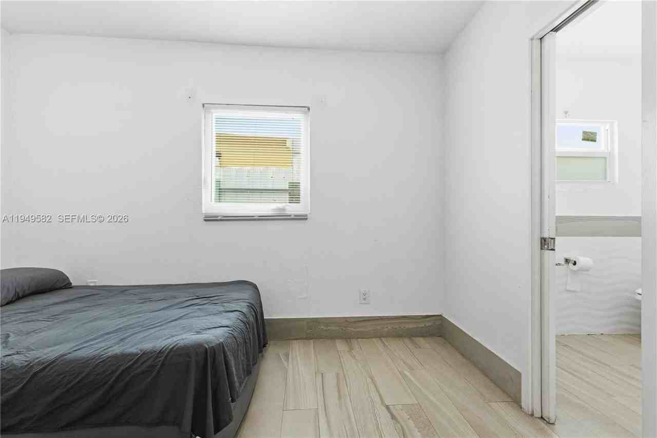 5737 Sw 6th St - Photo 6 of 25