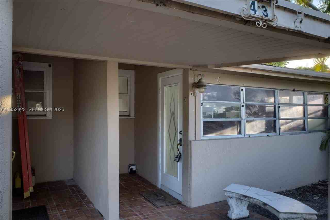 43 Sw 11th St #W - Photo 2 of 23