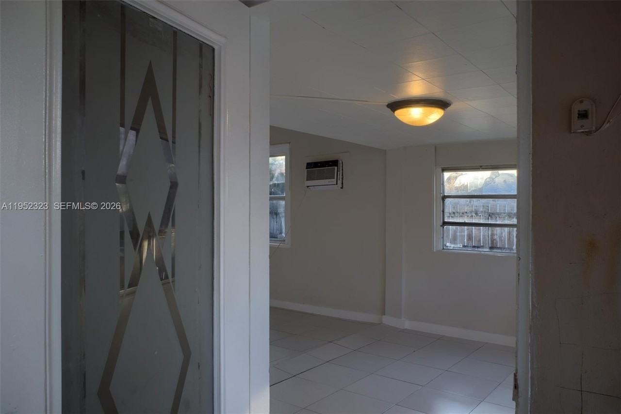 43 Sw 11th St #W - Photo 3 of 23