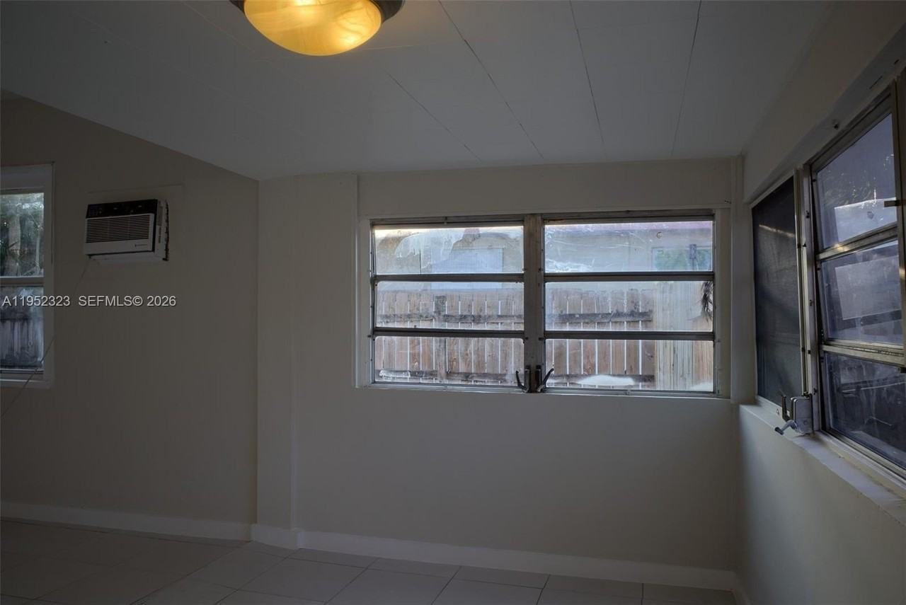 43 Sw 11th St #W - Photo 7 of 23