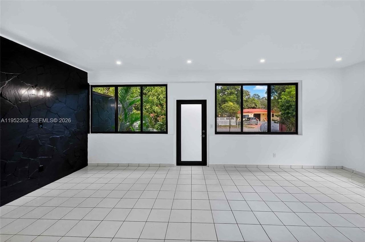 524 Ne 160th Ter - Photo 4 of 38