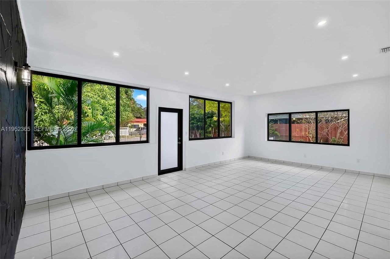 524 Ne 160th Ter - Photo 5 of 38