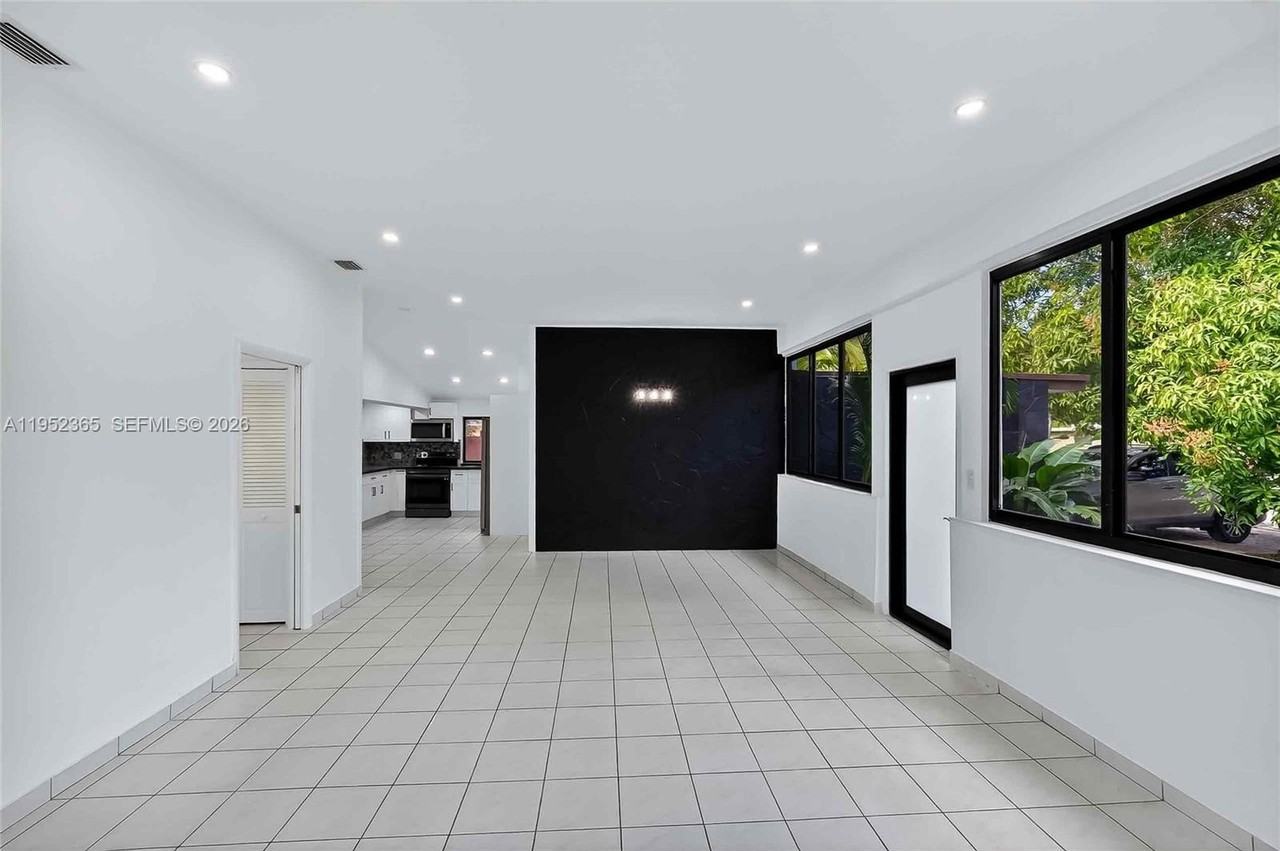 524 Ne 160th Ter - Photo 7 of 38