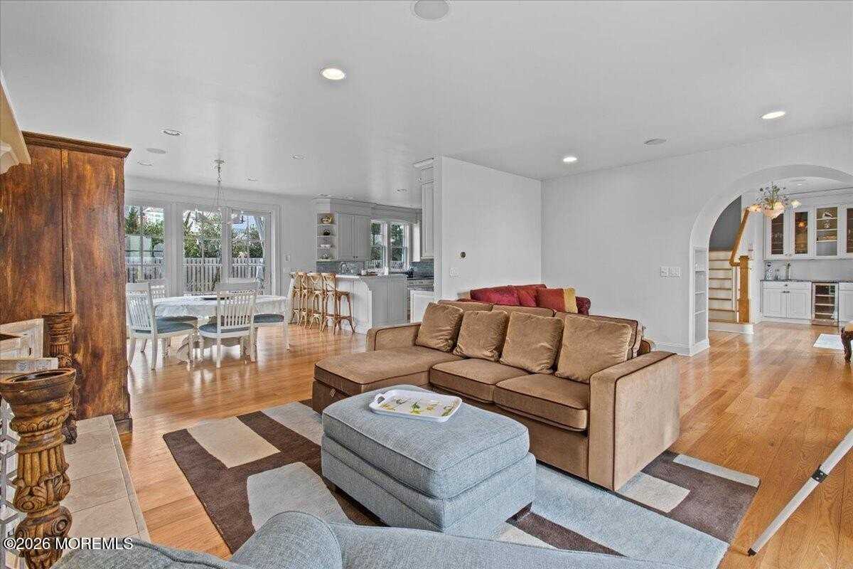 1043 Barnegat Ln - Photo 5 of 50