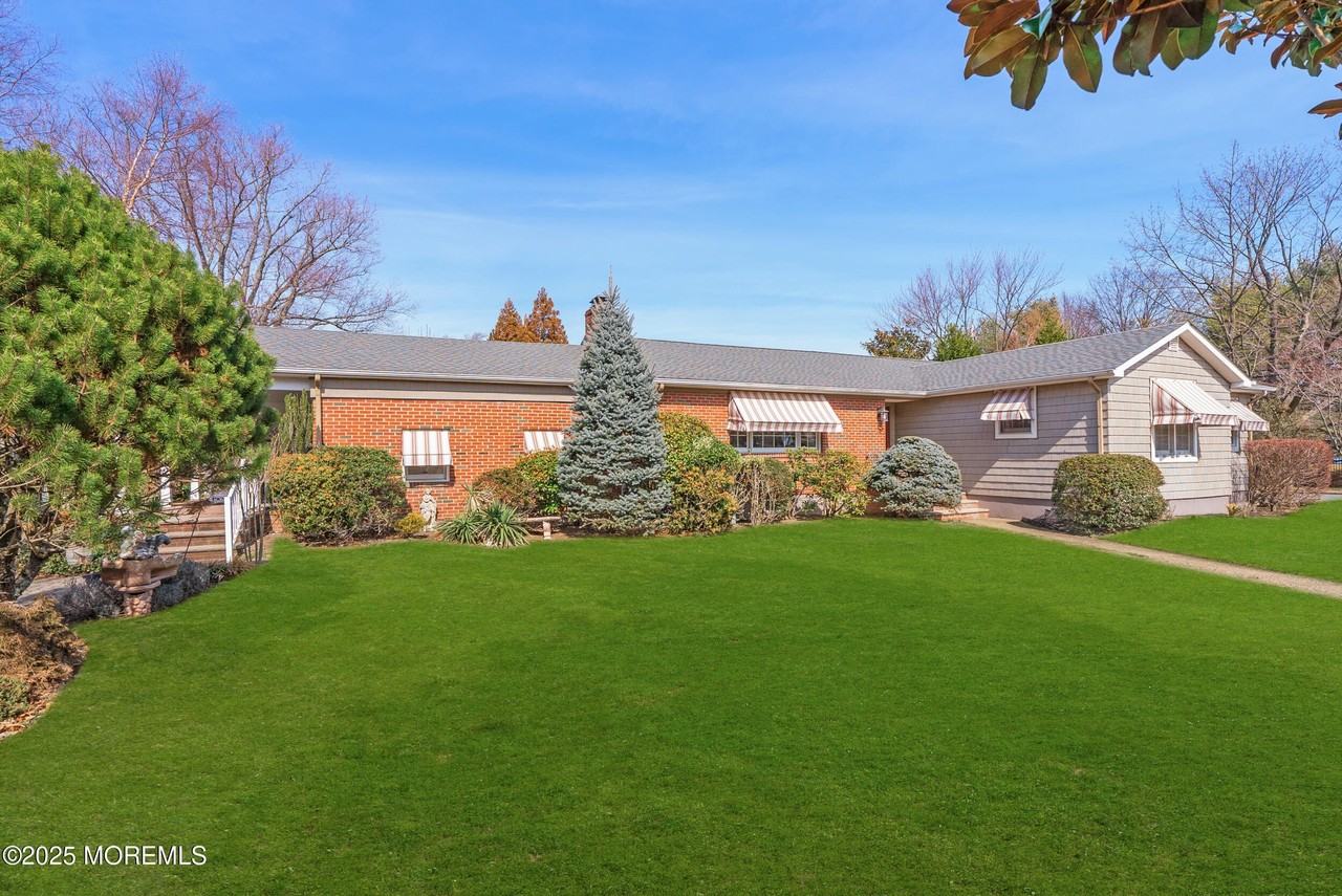 4 Lawrence Ave - Photo 2 of 33