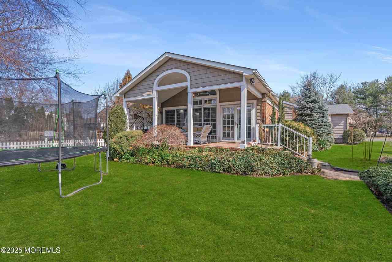 4 Lawrence Ave - Photo 4 of 33