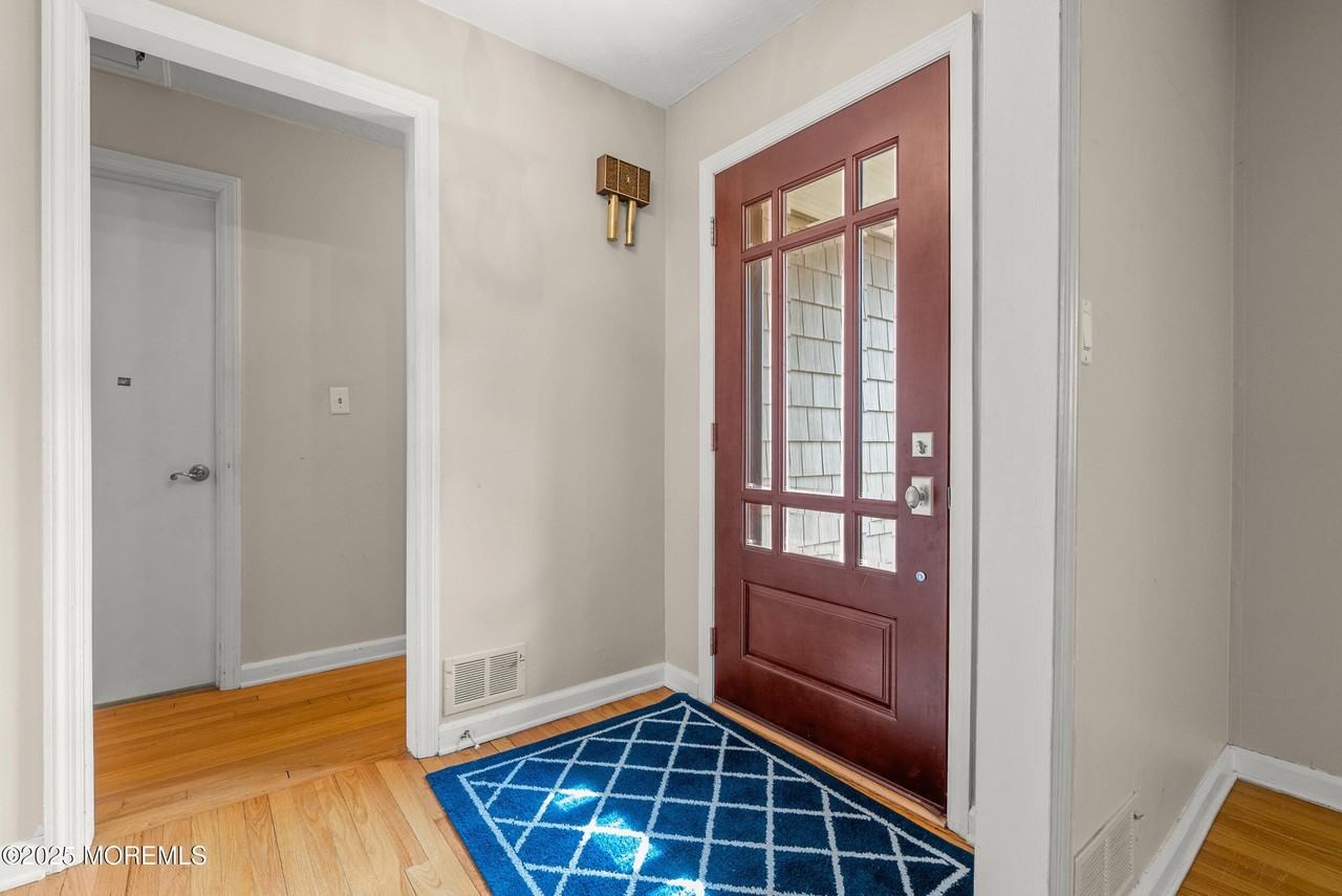 4 Lawrence Ave - Photo 5 of 33