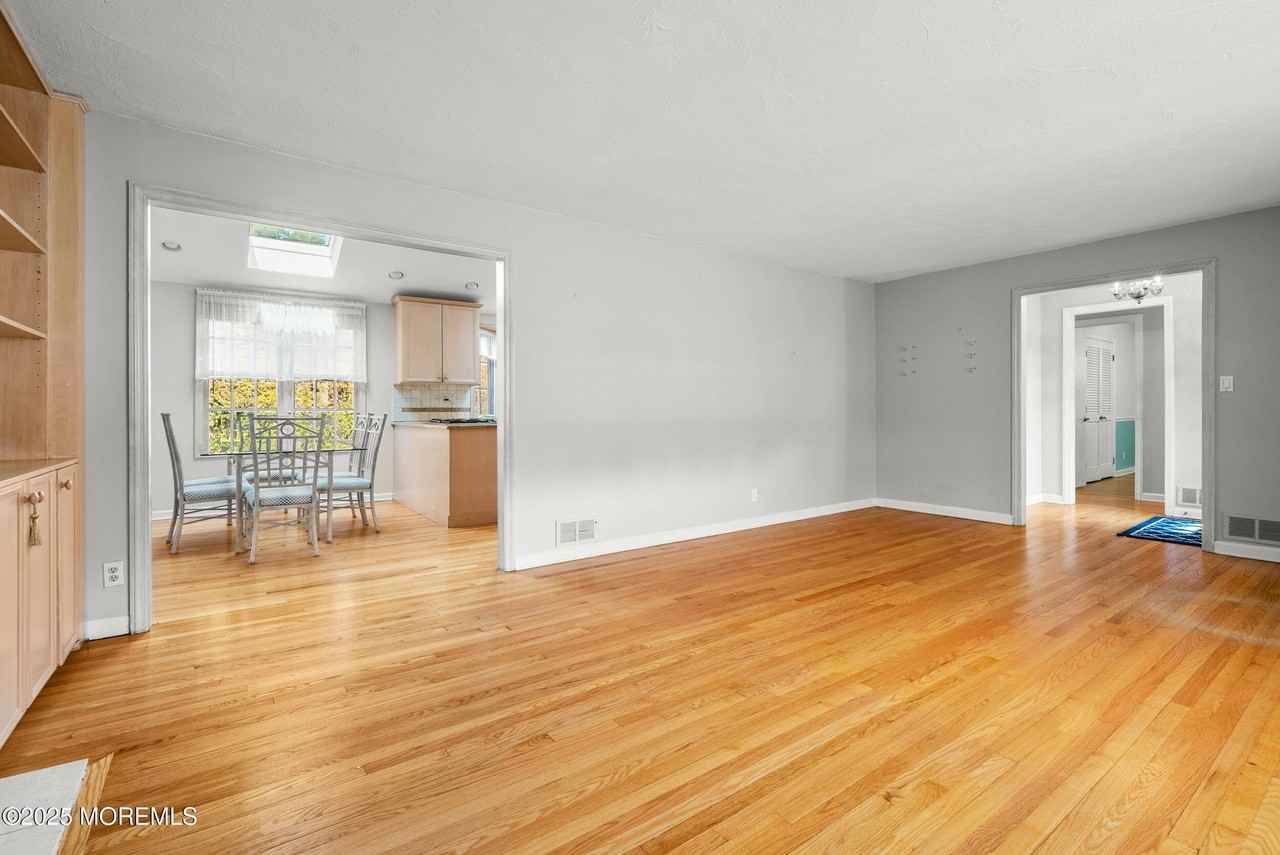 4 Lawrence Ave - Photo 6 of 33