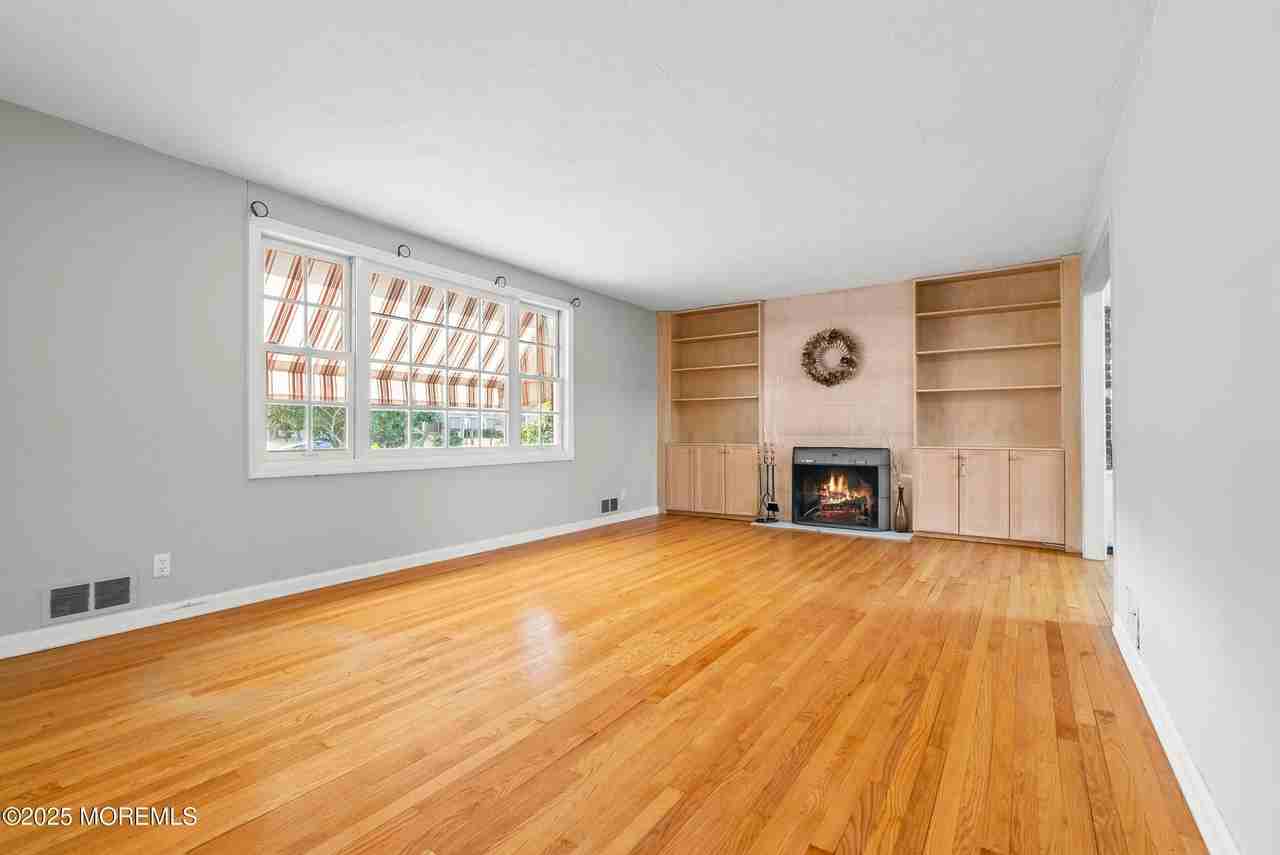 4 Lawrence Ave - Photo 7 of 33