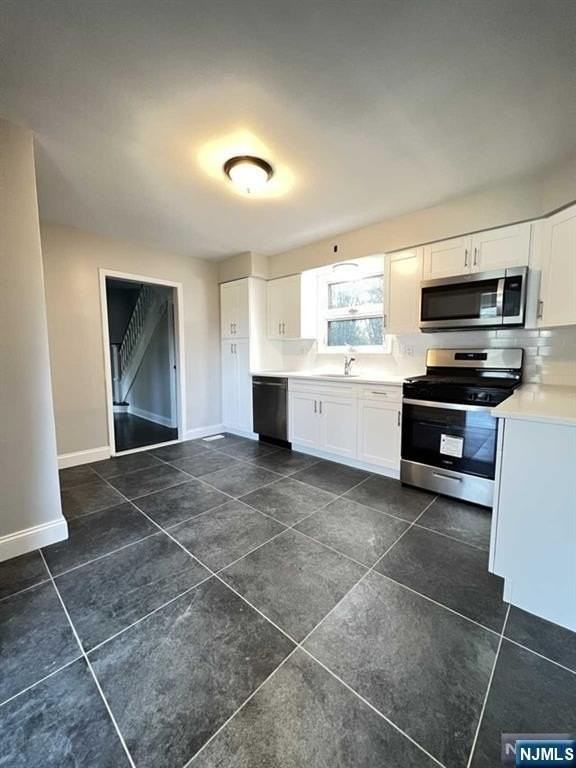 176 Oakwood Ave - Photo 6 of 25